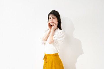 頬に手を添える女性
