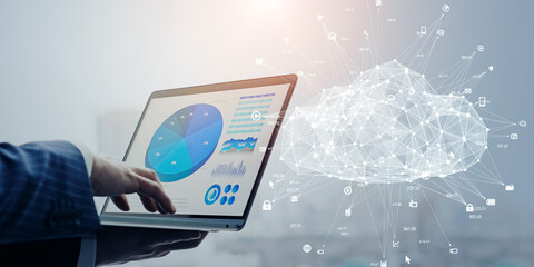 ノートパソコンを使う男性とクラウドコンピューティングのコンセプト