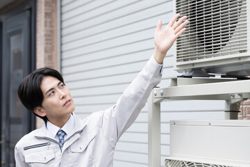 室外機の点検をする作業員