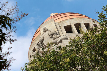 Conjunto escultórico y cúpula de cobre del Monumento a la Revolución en la Ciudad de México.