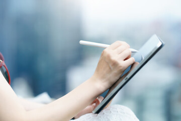 スタイラスペンでタブレットPCを操作する
