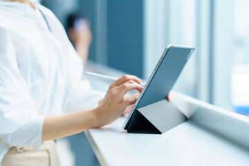 スタイラスペンでタブレットPCを操作する