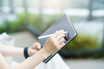 スタイラスペンでタブレットPCを操作する