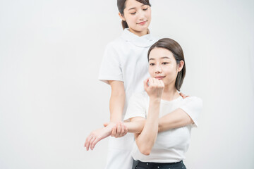 Fototapeta premium エステサロンでマッサージを受ける若い女性