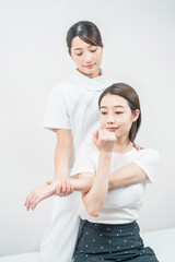 エステサロンでマッサージを受ける若い女性