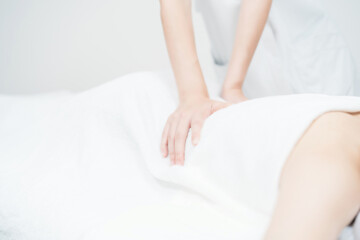 エステサロンでマッサージを受ける若い女性