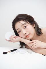 若い女性と化粧品