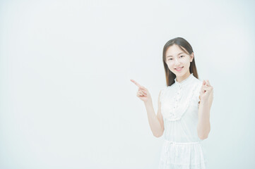 案内・注目のポーズをする若い女性