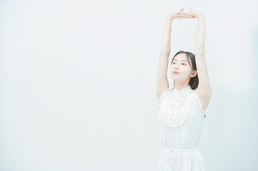 深呼吸する若い女性