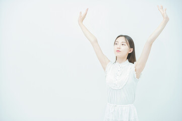 深呼吸する若い女性