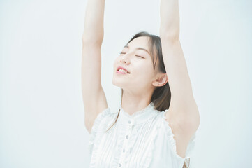 深呼吸する若い女性