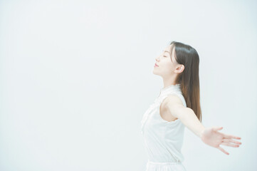 深呼吸する若い女性