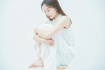 ストレスを抱えた表情をする若い女性