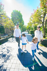 散歩する家族4人