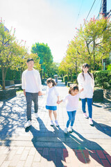 散歩する家族4人