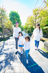 散歩する家族4人