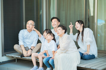 縁側でくつろぐ3世代ファミリー