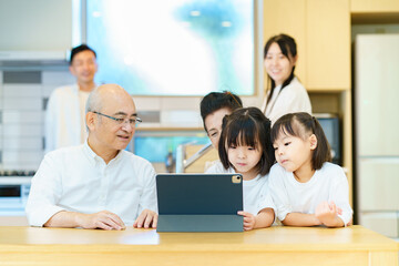 タブレットPCで遊ぶ3世代家族