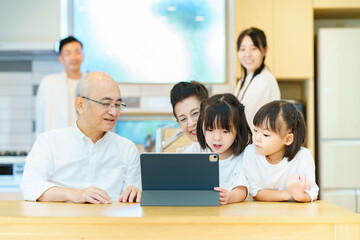 タブレットPCで遊ぶ3世代家族