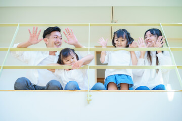 Fototapeta premium 住宅の吹き抜けの上階から手を振る家族