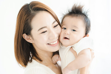 赤ちゃんを抱きかかえるお母さん