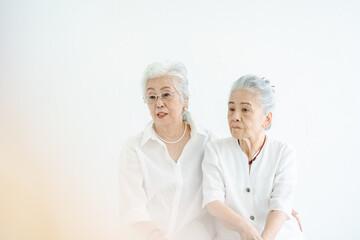 笑顔で話すシニア女性たち