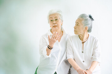 笑顔で話すシニア女性たち
