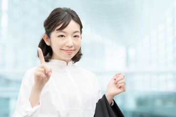 人差し指を立てるポーズをする女性