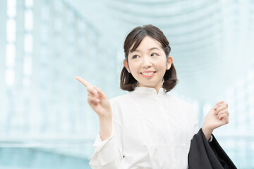 人差し指を立てるポーズをする女性