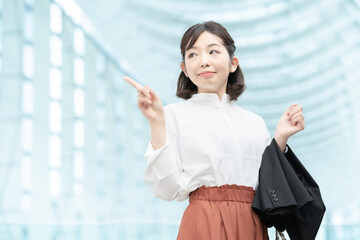 人差し指を立てるポーズをする女性