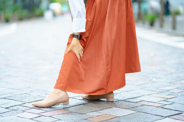 ふくらはぎの痛みを気にする女性