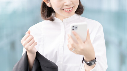 スマートフォンを手にする女性