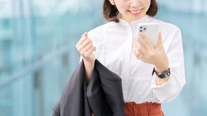 スマートフォンを手にする女性