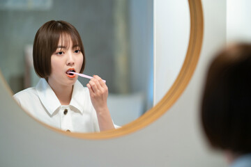 歯磨きする女性