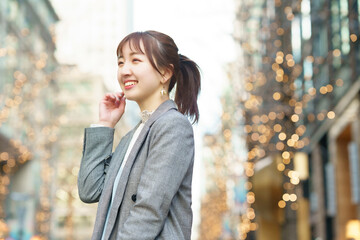 オフィスカジュアル姿の若い女性
