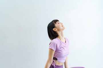 ヨガの合間に深呼吸をする女性