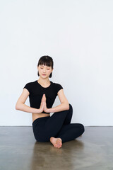 Fototapeta premium 室内でヨガをする女性