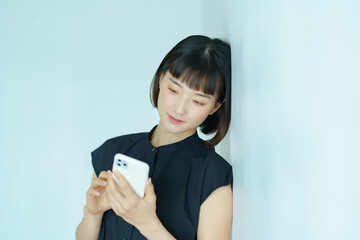 スマートフォンを手にする女性