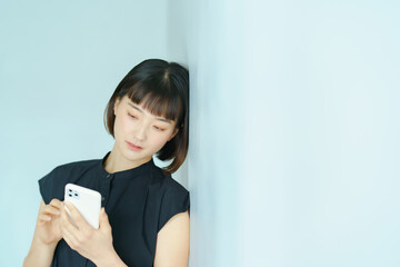 Fototapeta premium スマートフォンを手にする女性