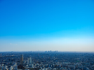 青空と都市風景
