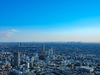 青空と都市風景