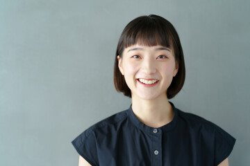 笑顔の若い女性のポートレート