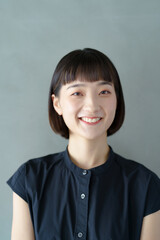 笑顔の若い女性のポートレート