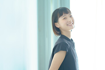 笑顔の若い女性のポートレート