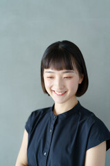 笑顔の若い女性のポートレート
