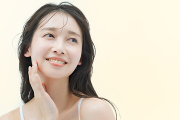 肌ツヤの良い若い女性の美容イメージ