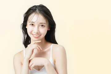 肌ツヤの良い若い女性の美容イメージ