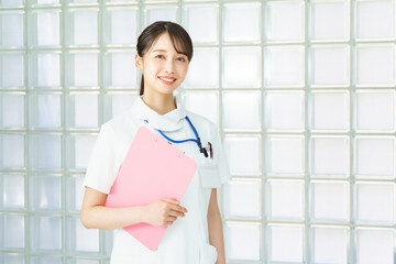 白衣の女性