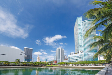 Obraz premium Modern skyline of Miami with towering skyscrapers, tropical vibe, and waterfront views