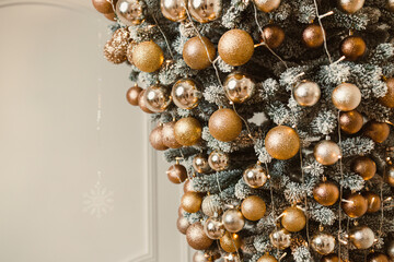 Obraz premium This elegant holiday decor showcases stunning gold and silver ornaments beautifully adorning a festive Christmas tree, capturing the essence of celebration and warmth during the joyful winter season